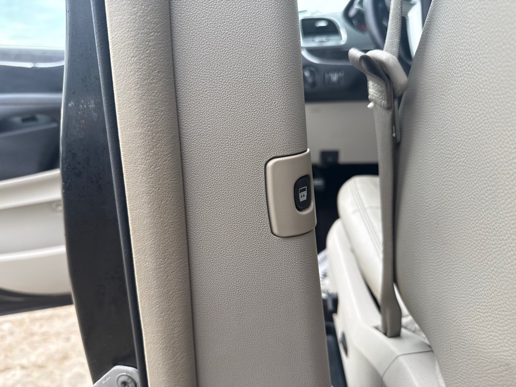 2013 Chrysler Town & Country Image 27