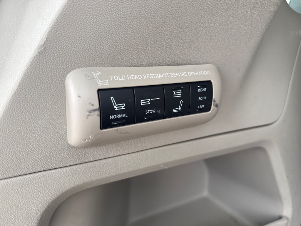 2013 Chrysler Town & Country Image 30