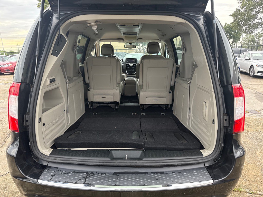 2013 Chrysler Town & Country Image 32