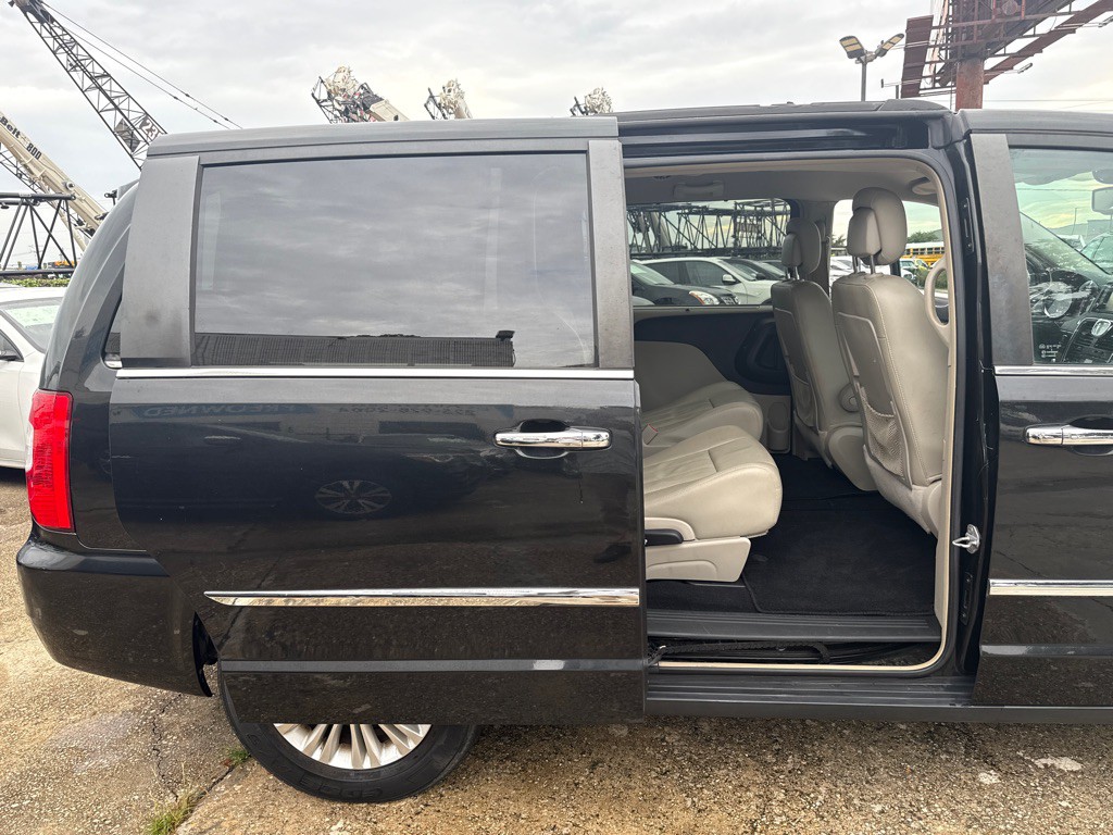 2013 Chrysler Town & Country Image 33