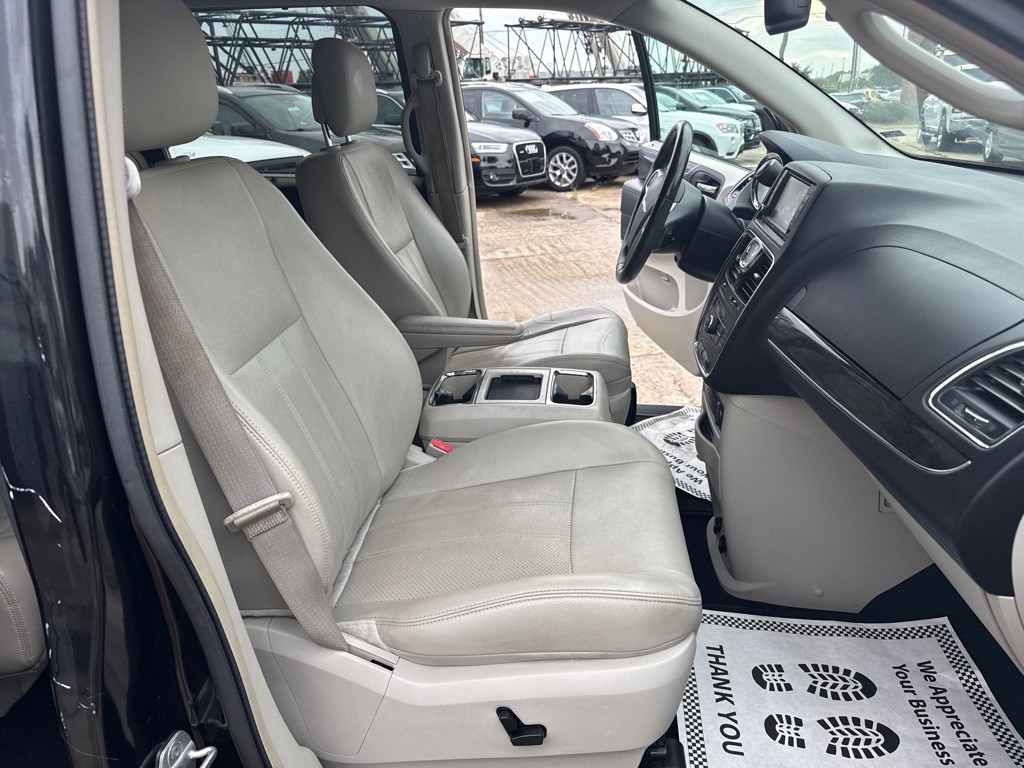 2013 Chrysler Town & Country Image 36