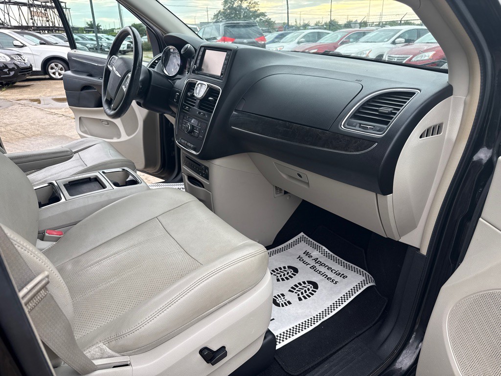 2013 Chrysler Town & Country Image 37