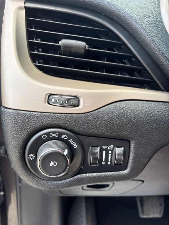 2015 Jeep Cherokee Image 20