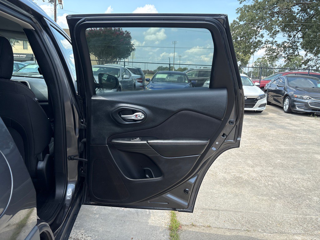 2015 Jeep Cherokee Image 24