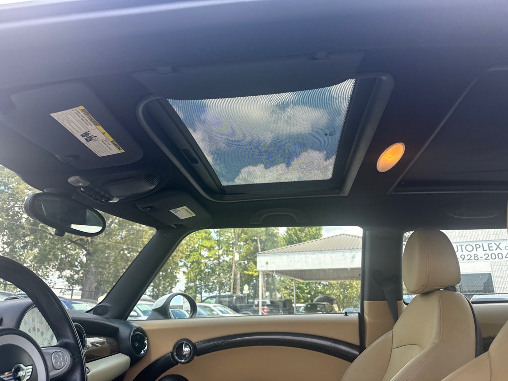 2009 MINI Cooper Image 14