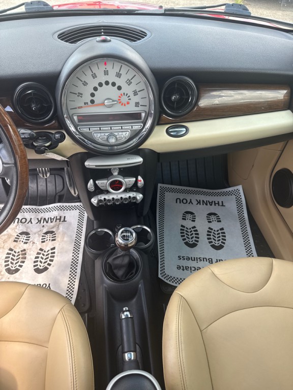 2009 MINI Cooper Image 17