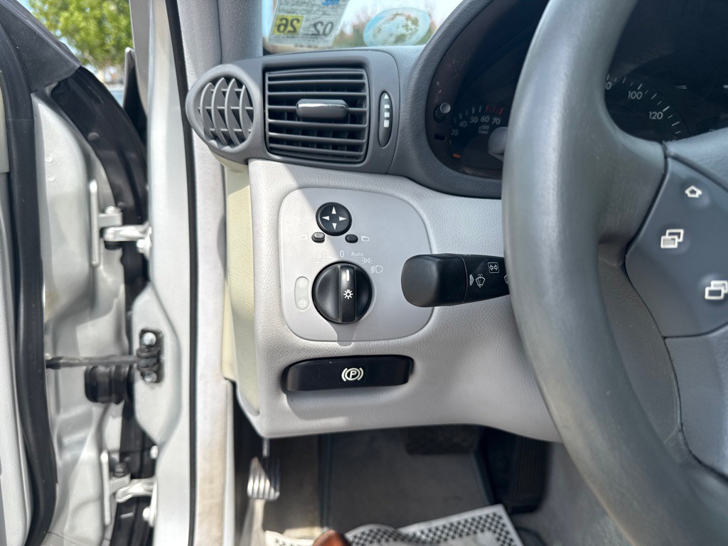 2002 Mercedes-Benz C-Class Image 19