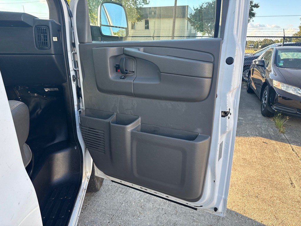 2014 Chevrolet Express Image 17