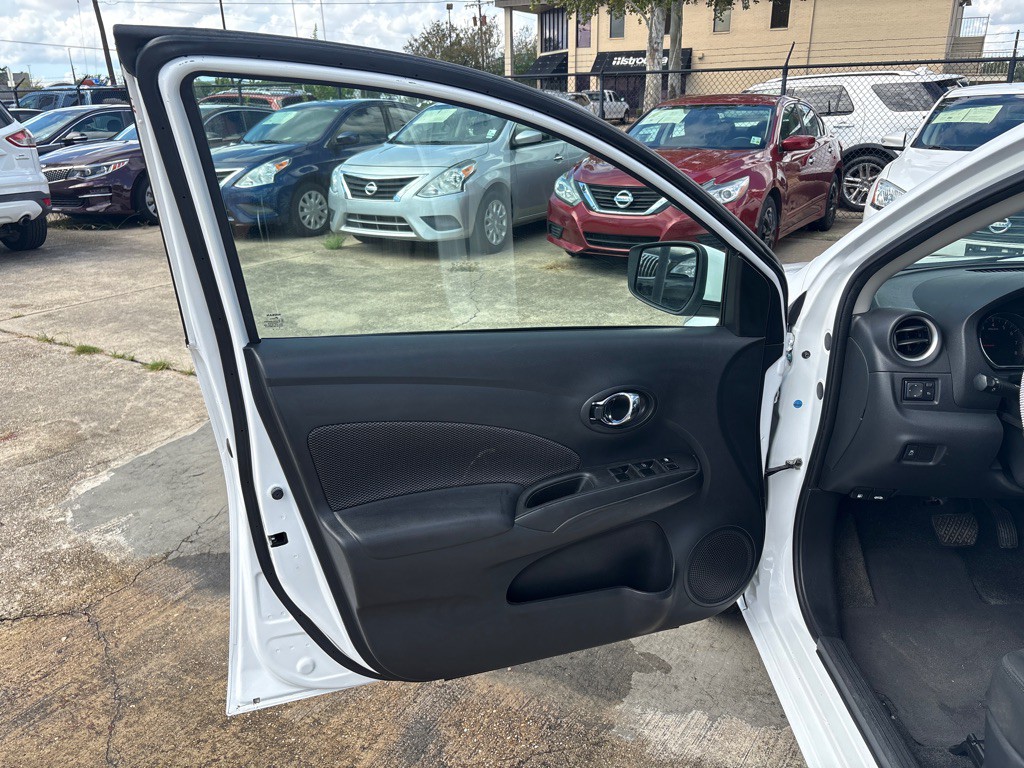 2019 Nissan Versa Image 14