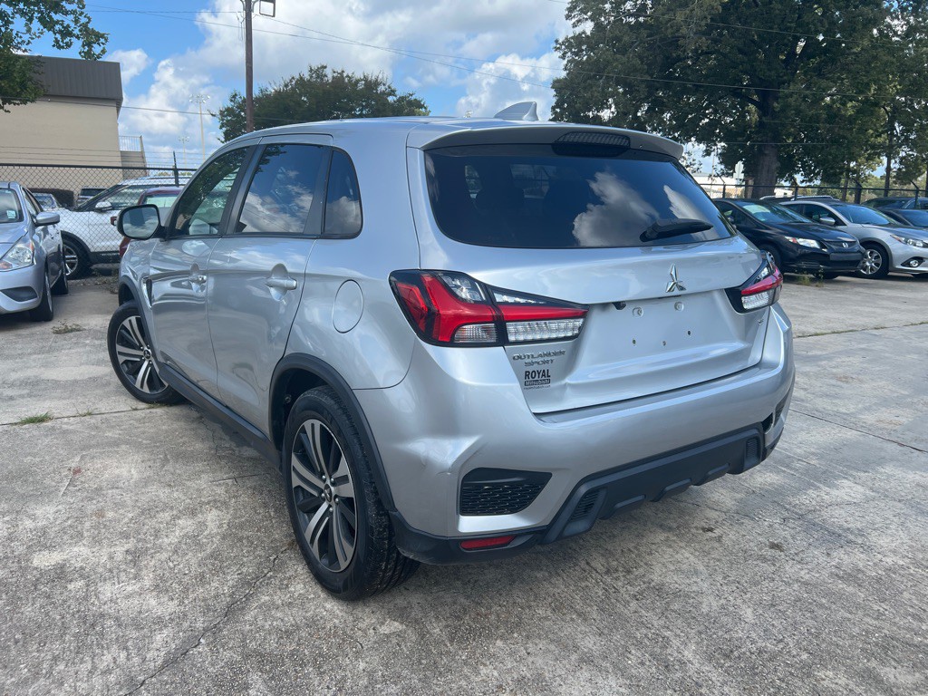 2021 Mitsubishi Outlander Image 10