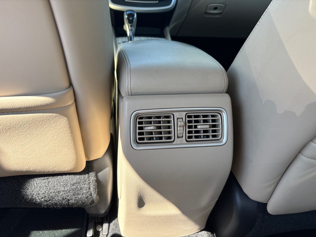 2016 Nissan Altima Image 19