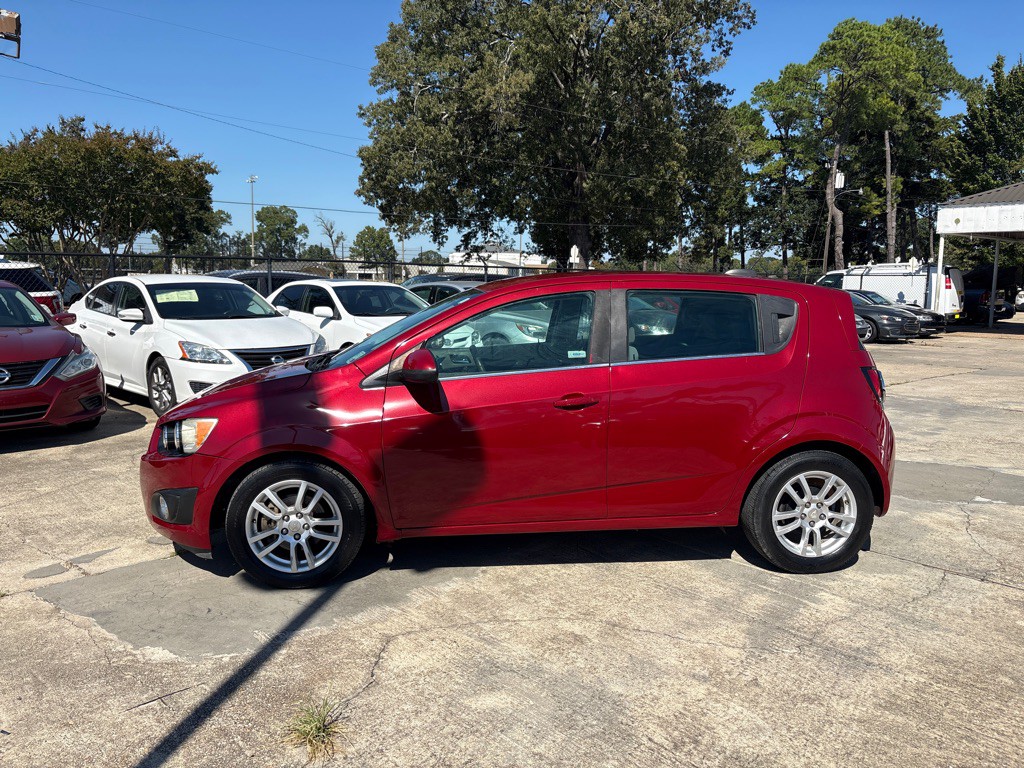 2015 Chevrolet Sonic Image 2