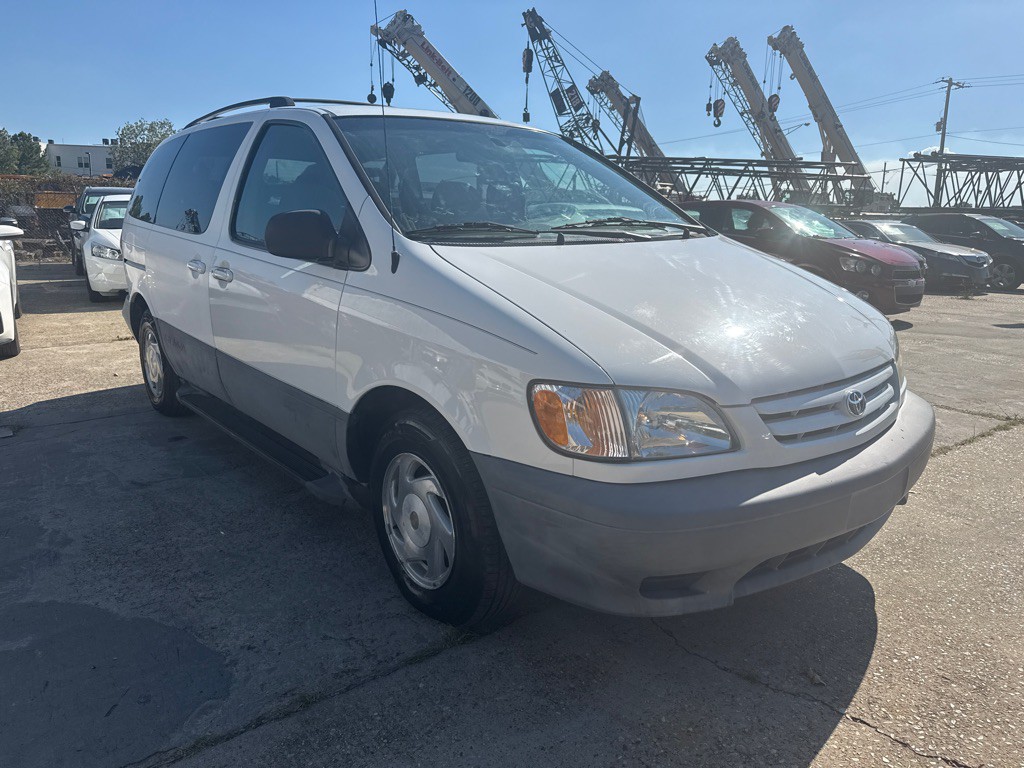 2002 Toyota Sienna Image 4