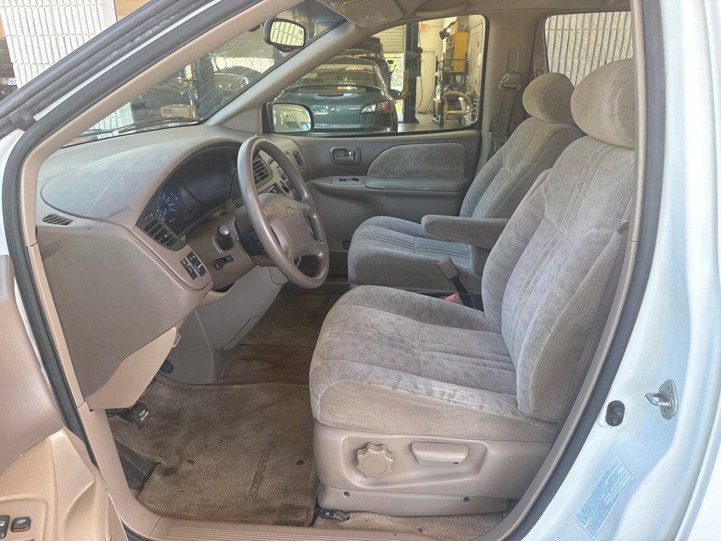 2002 Toyota Sienna Image 9