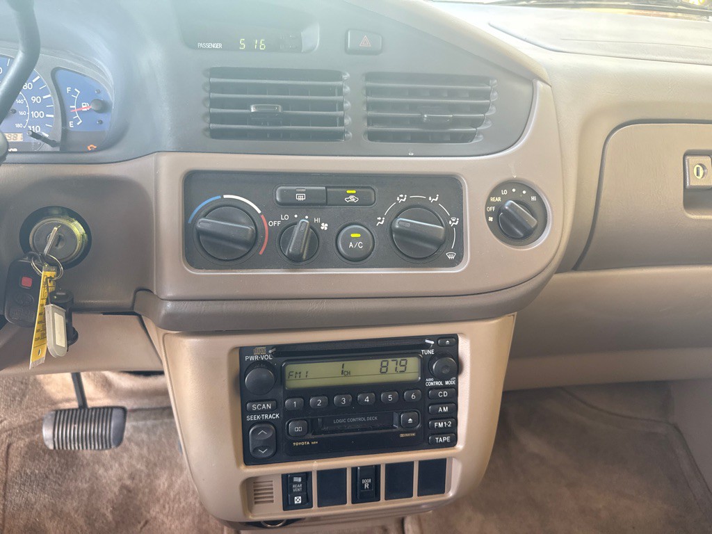 2002 Toyota Sienna Image 13