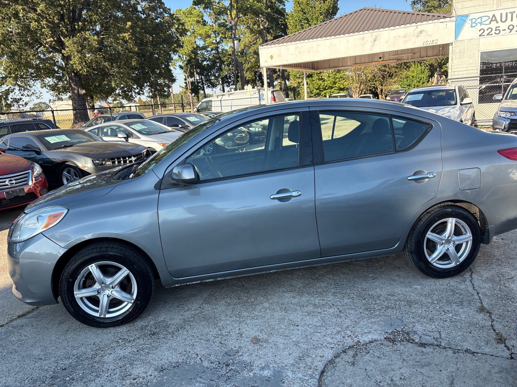 2012 Nissan Versa Image 2