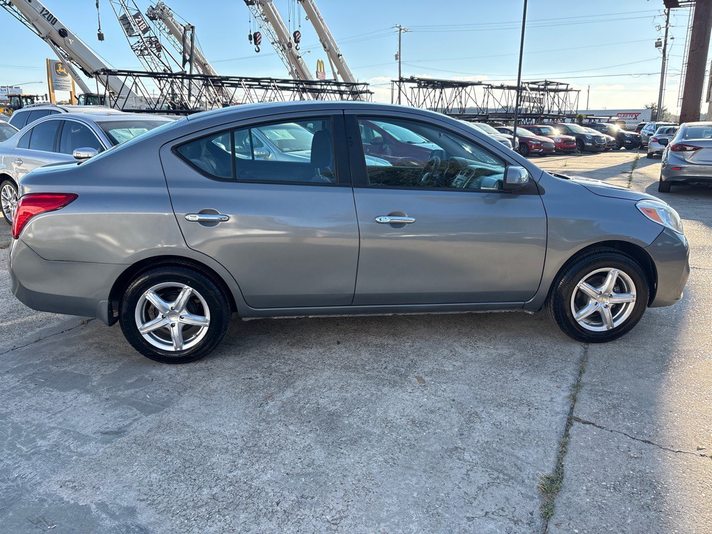2012 Nissan Versa Image 6