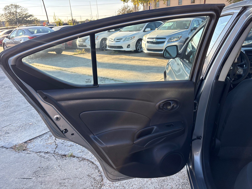 2012 Nissan Versa Image 17