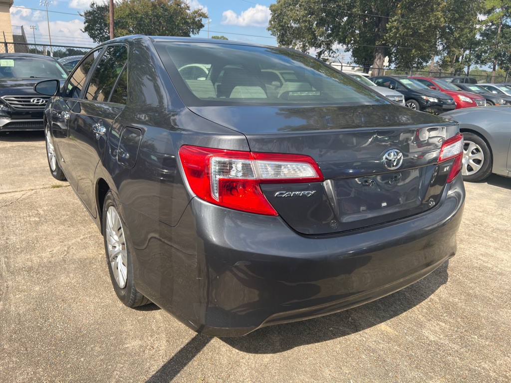 2013 Toyota Camry Image 10