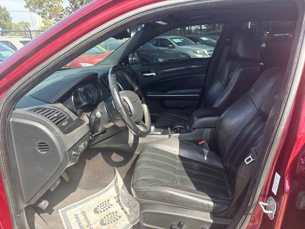 2018 Chrysler 300 Image 9