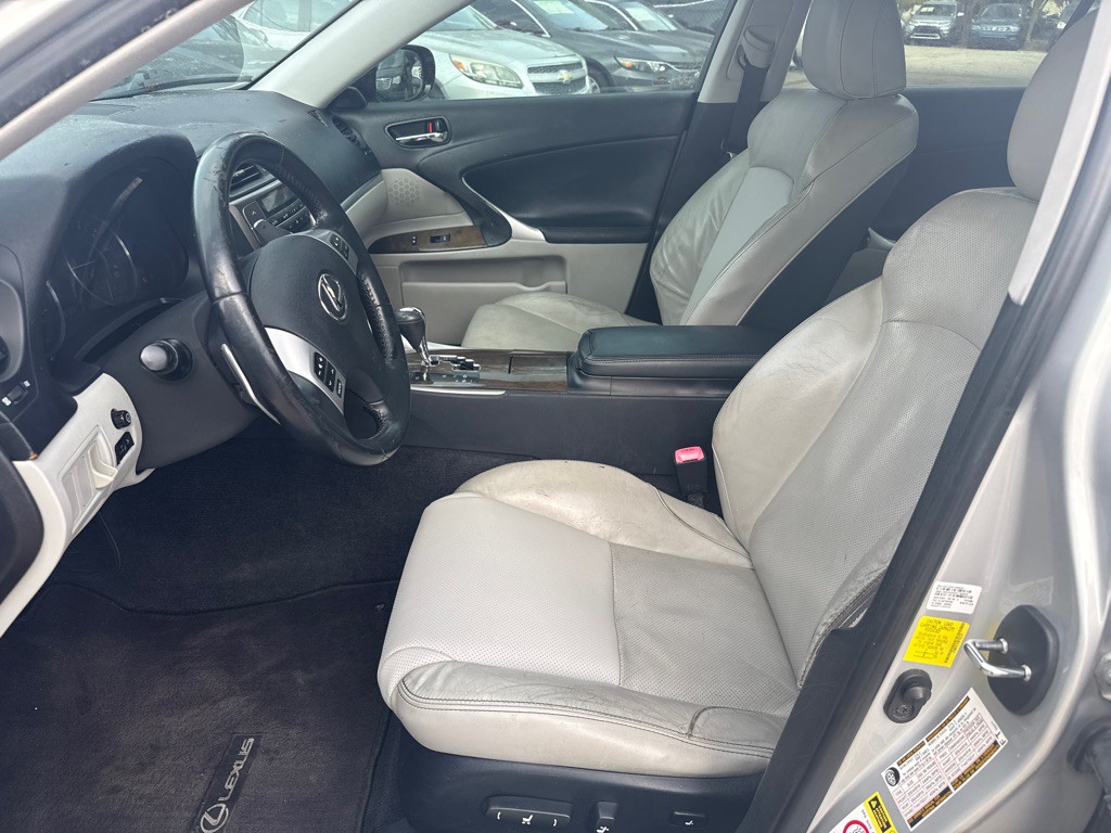 2011 Lexus IS Image 11