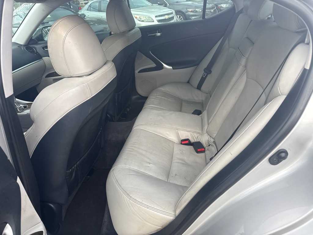 2011 Lexus IS Image 12