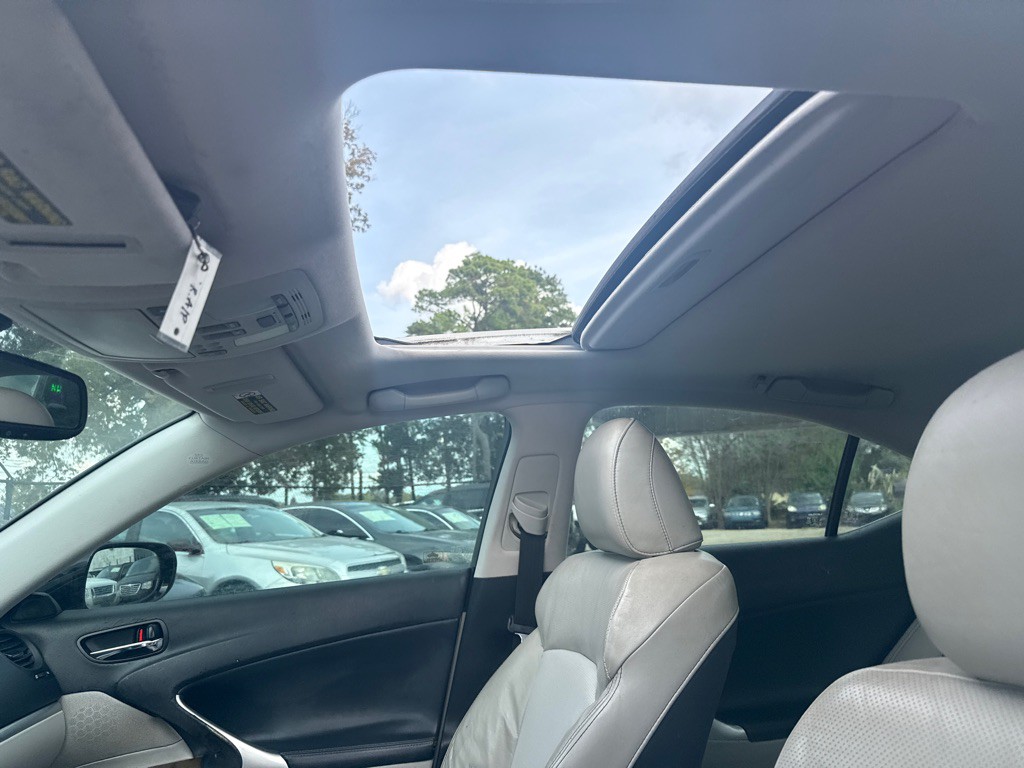 2011 Lexus IS Image 21