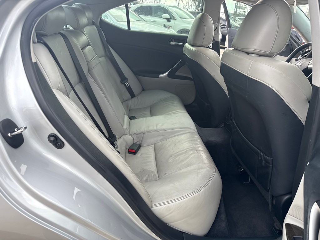 2011 Lexus IS Image 25