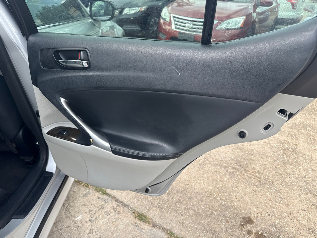 2011 Lexus IS Image 26