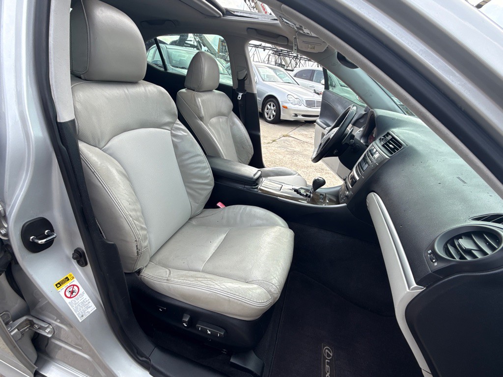 2011 Lexus IS Image 27