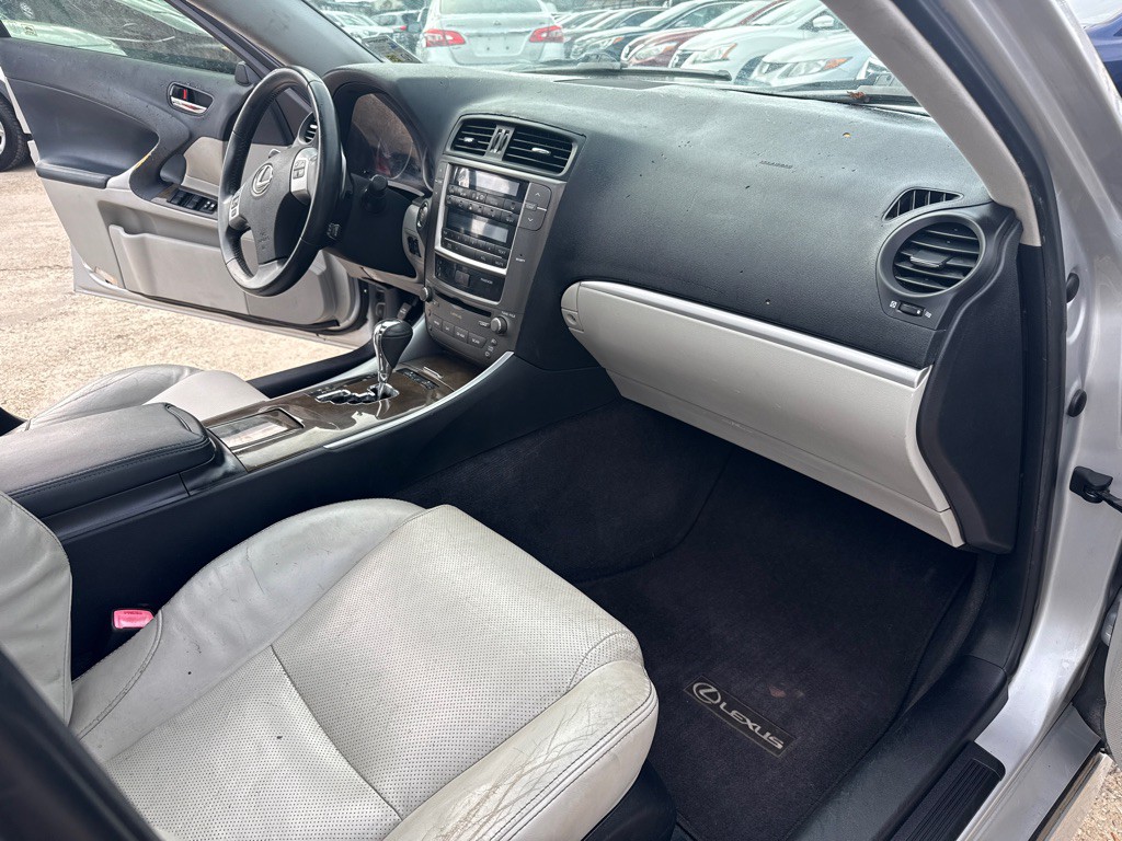 2011 Lexus IS Image 28