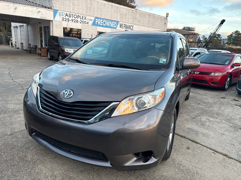 2013 Toyota Sienna Image 2