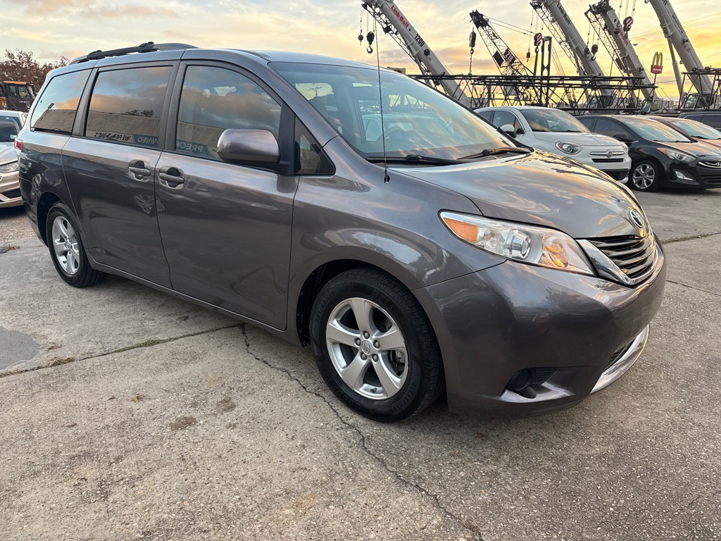 2013 Toyota Sienna Image 4