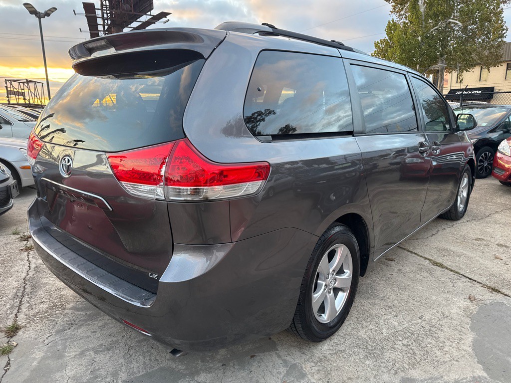 2013 Toyota Sienna Image 6