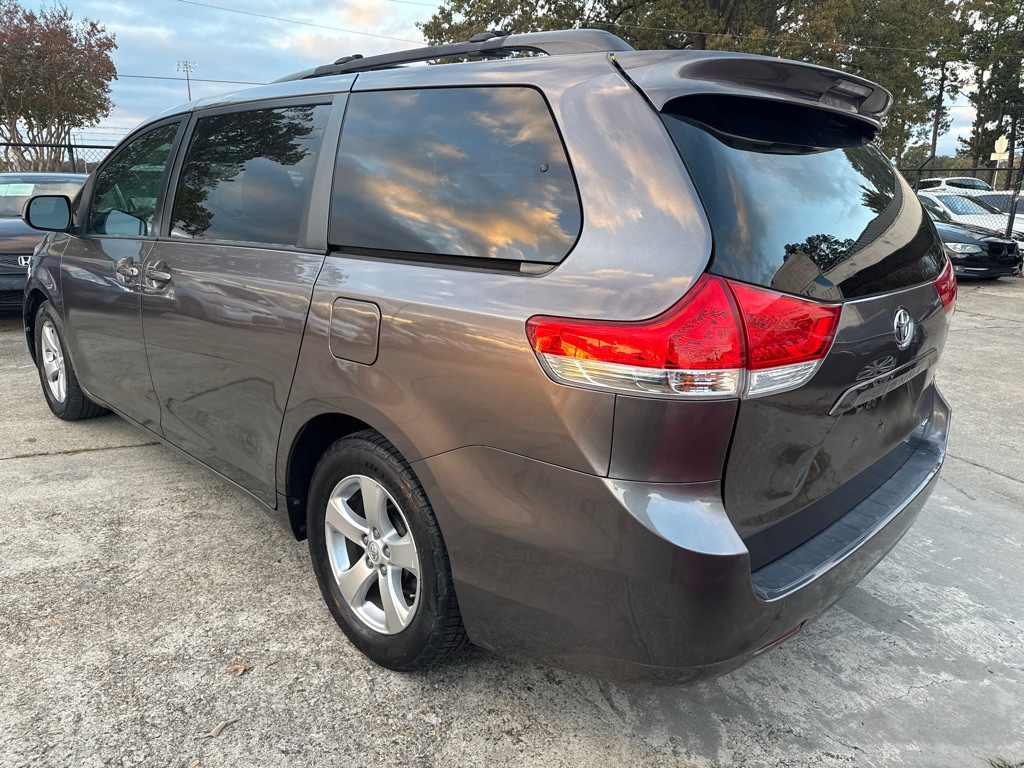 2013 Toyota Sienna Image 8