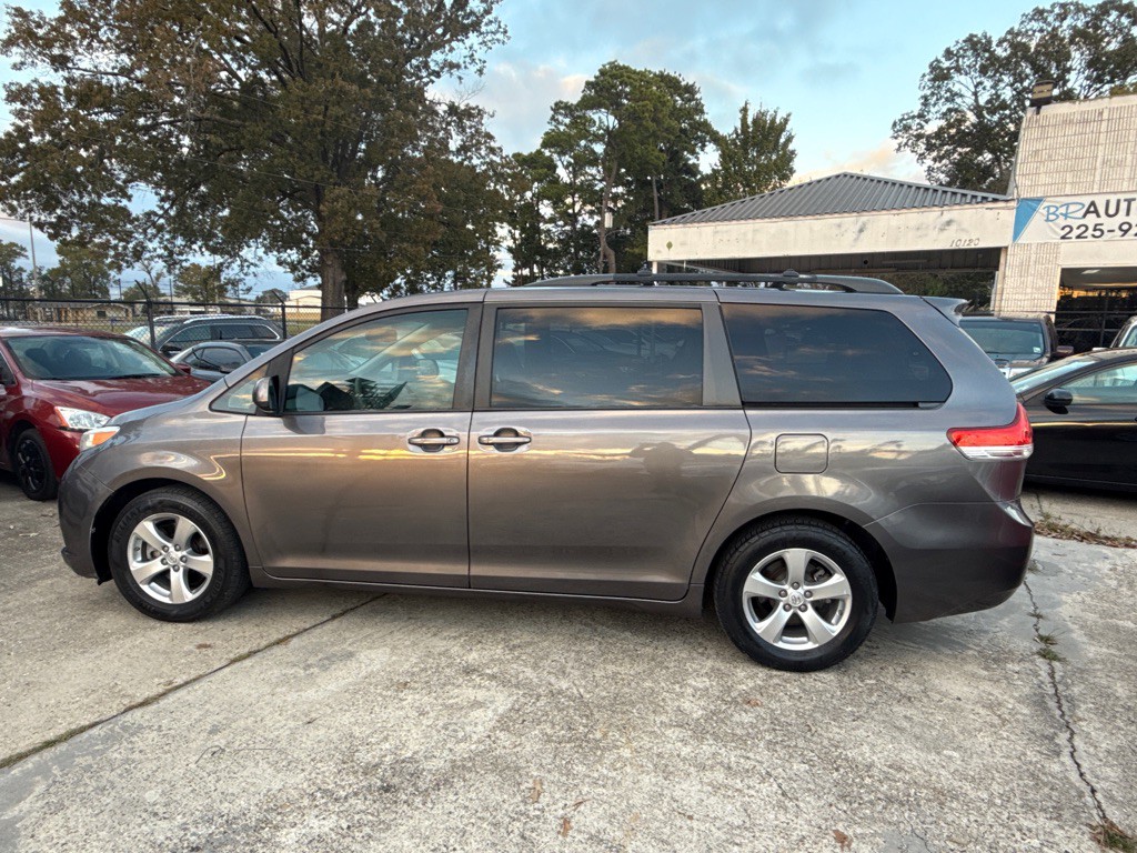 2013 Toyota Sienna Image 9