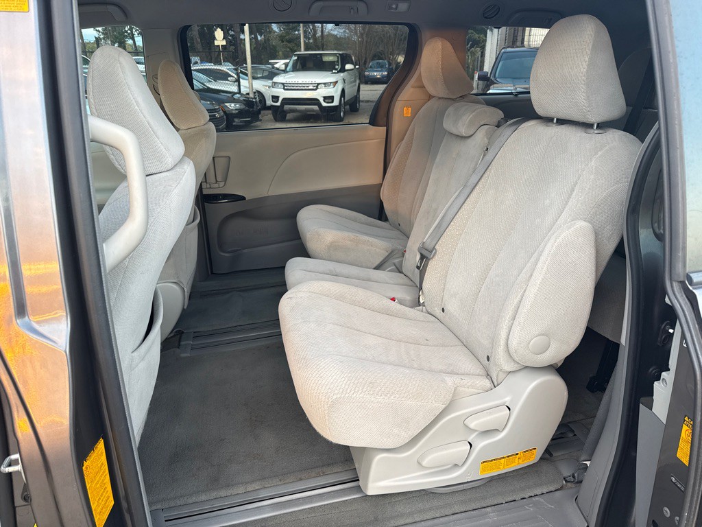2013 Toyota Sienna Image 11