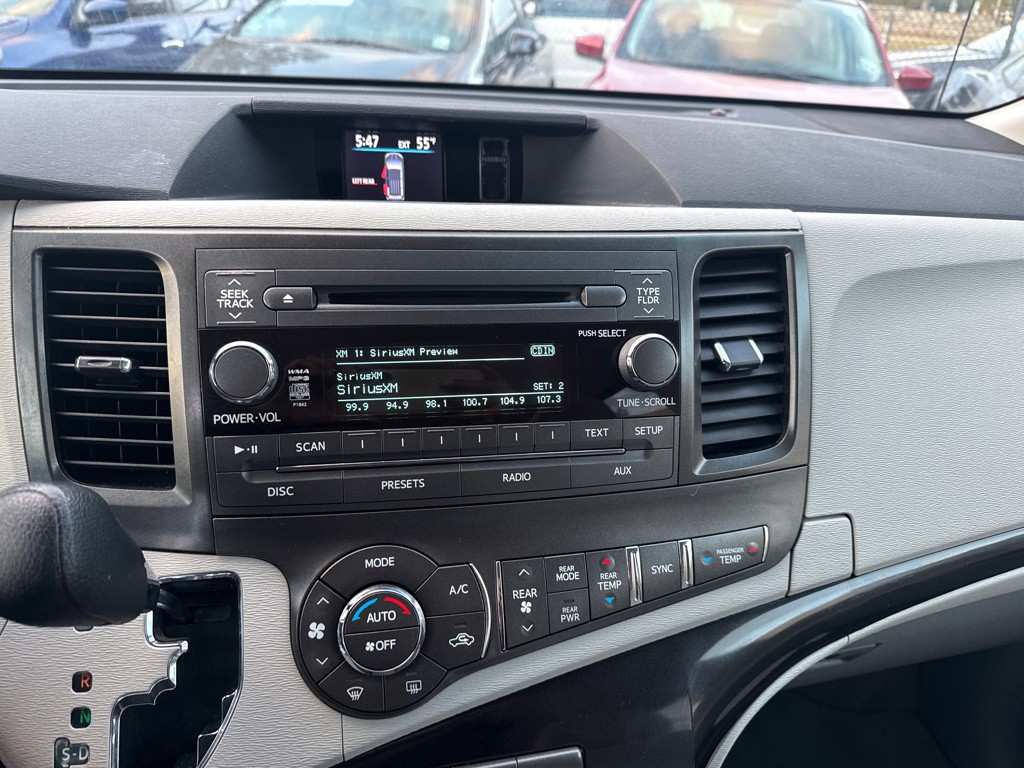 2013 Toyota Sienna Image 16