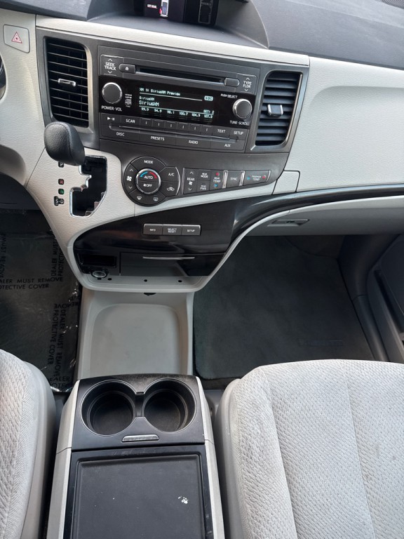2013 Toyota Sienna Image 18