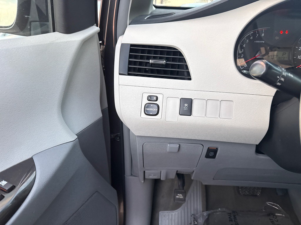 2013 Toyota Sienna Image 21
