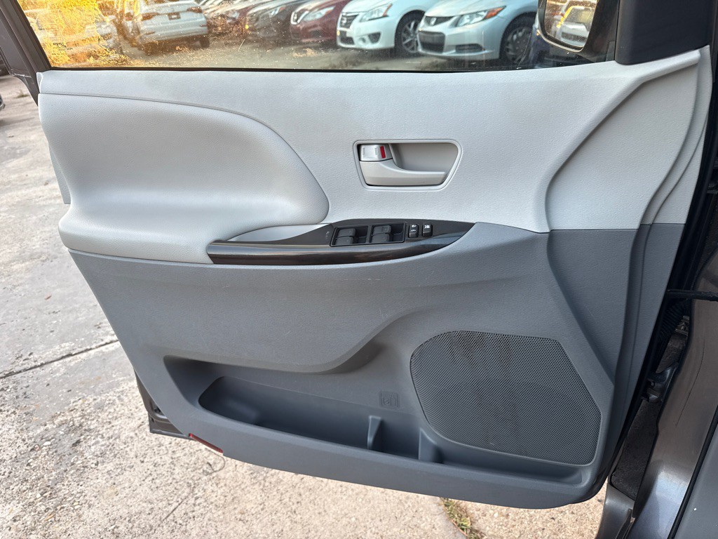 2013 Toyota Sienna Image 22