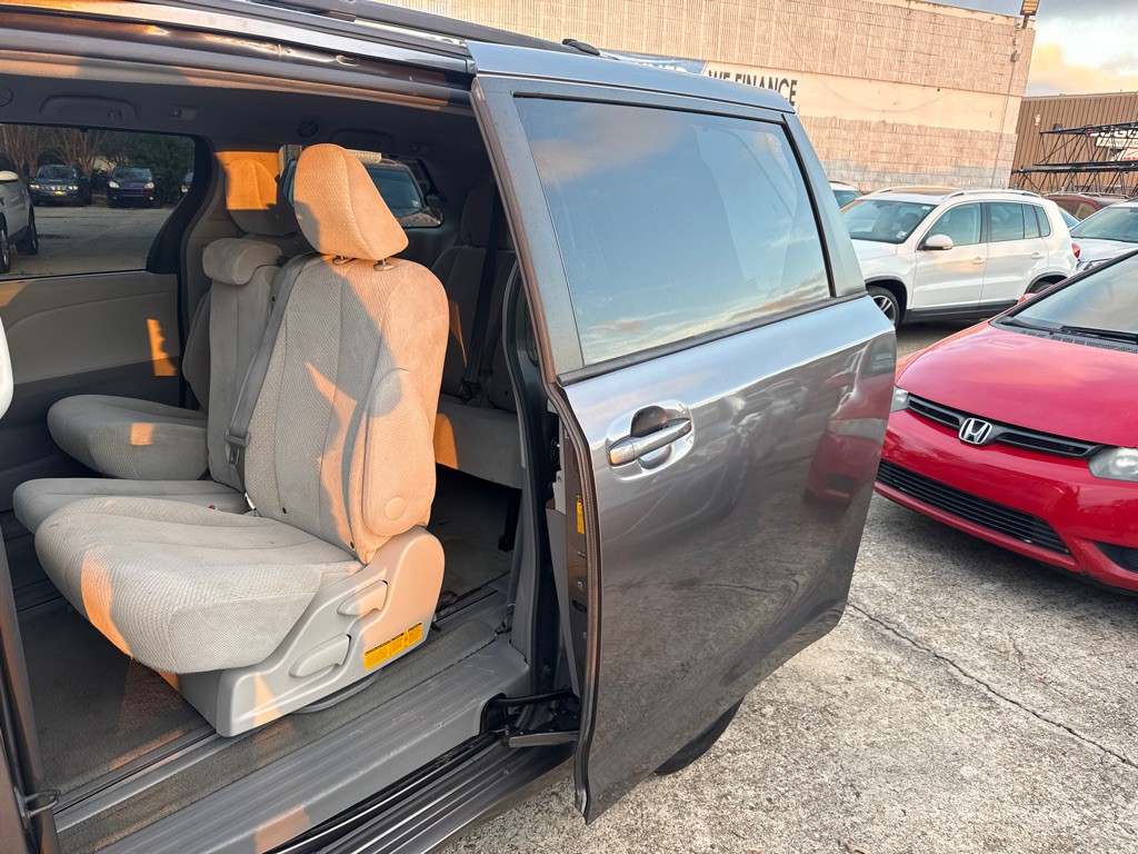 2013 Toyota Sienna Image 23