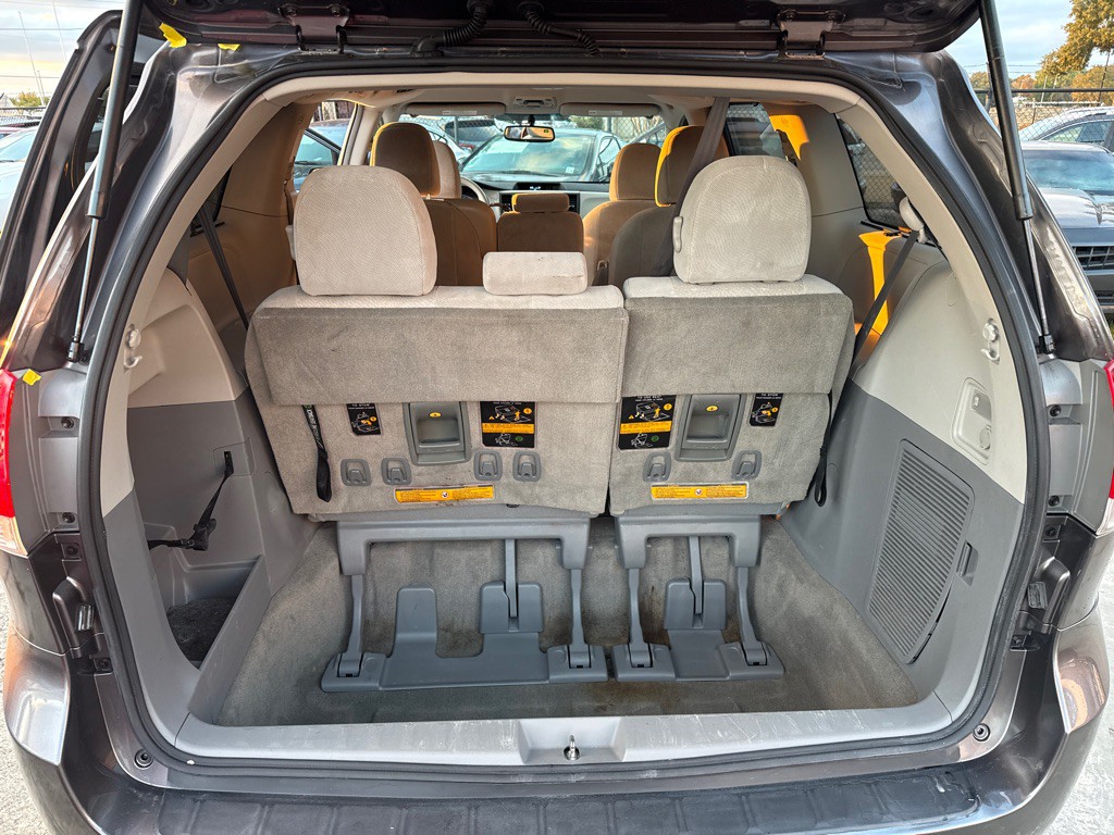 2013 Toyota Sienna Image 24