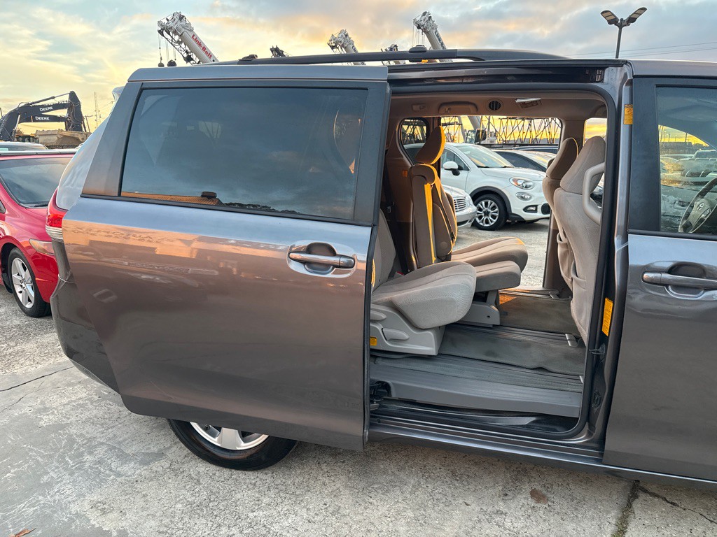 2013 Toyota Sienna Image 25