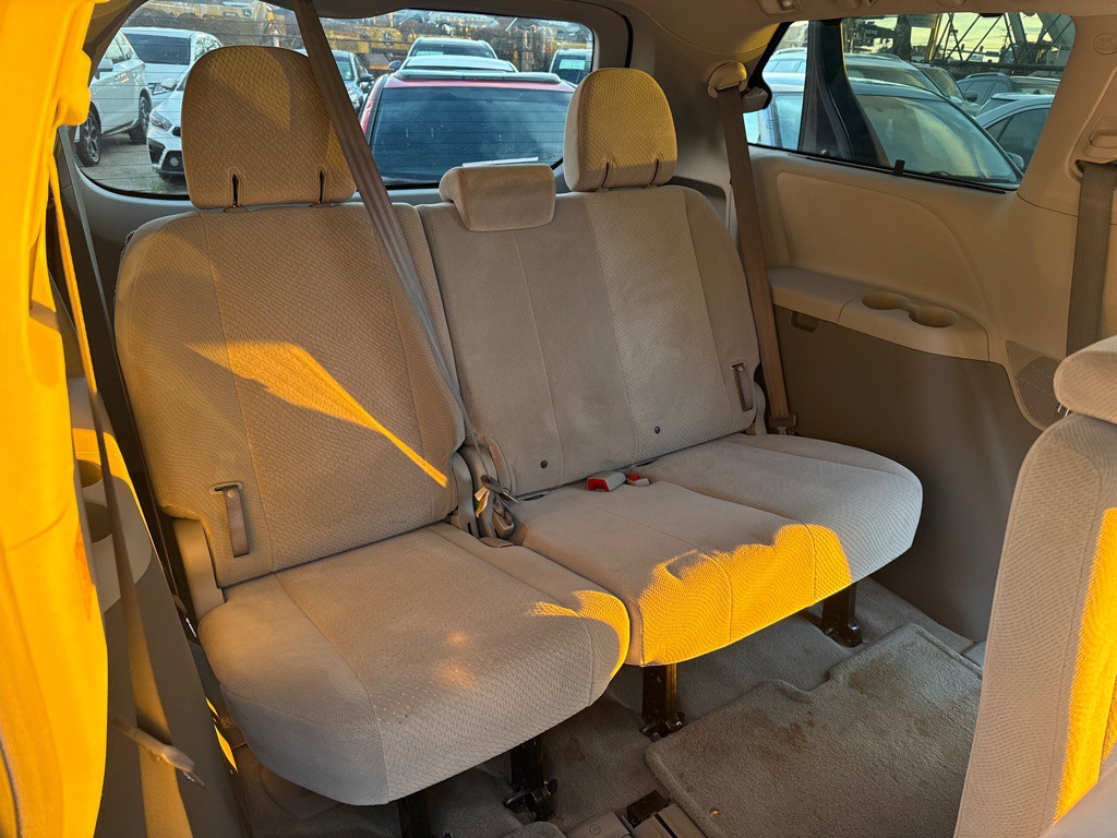 2013 Toyota Sienna Image 26