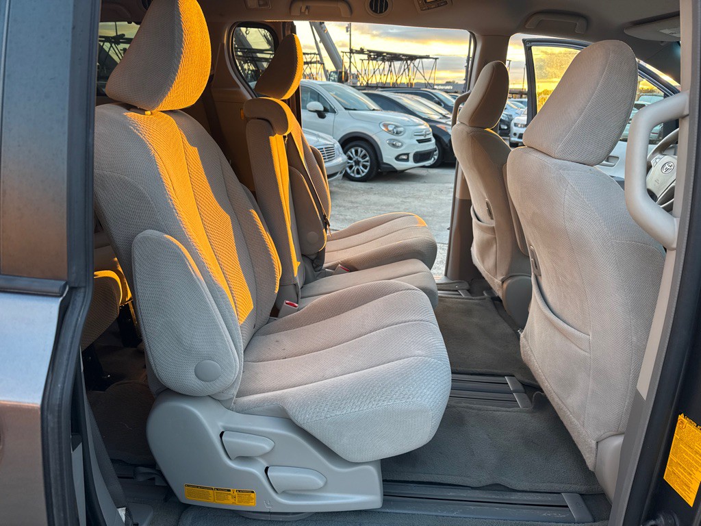 2013 Toyota Sienna Image 27