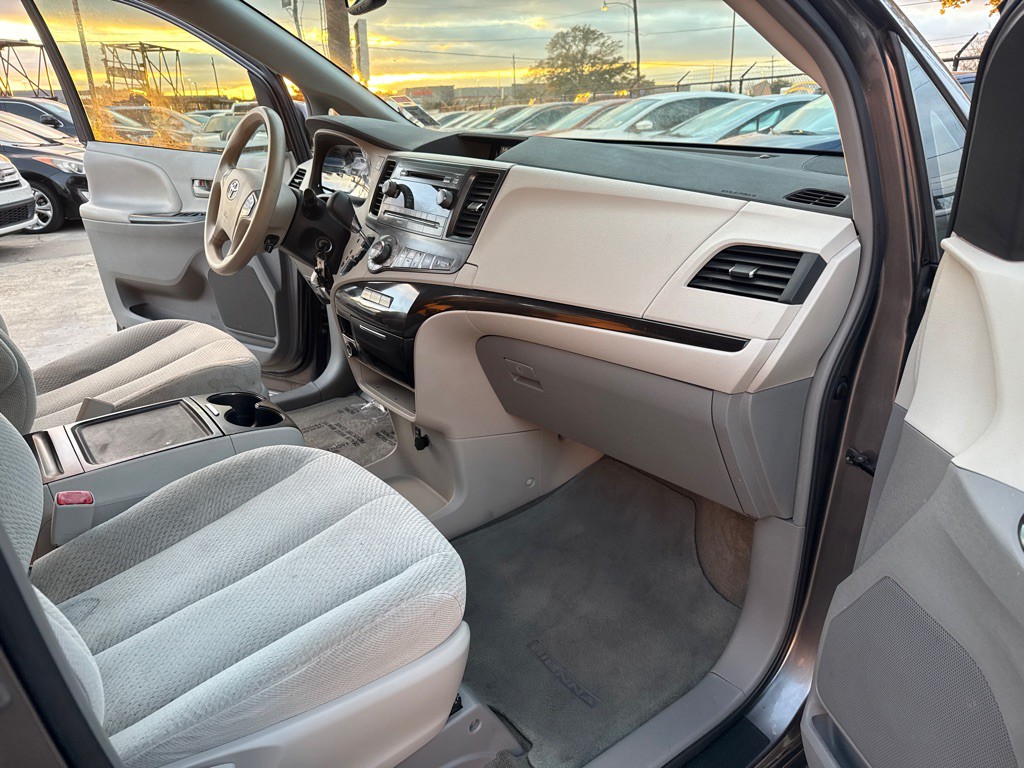 2013 Toyota Sienna Image 28