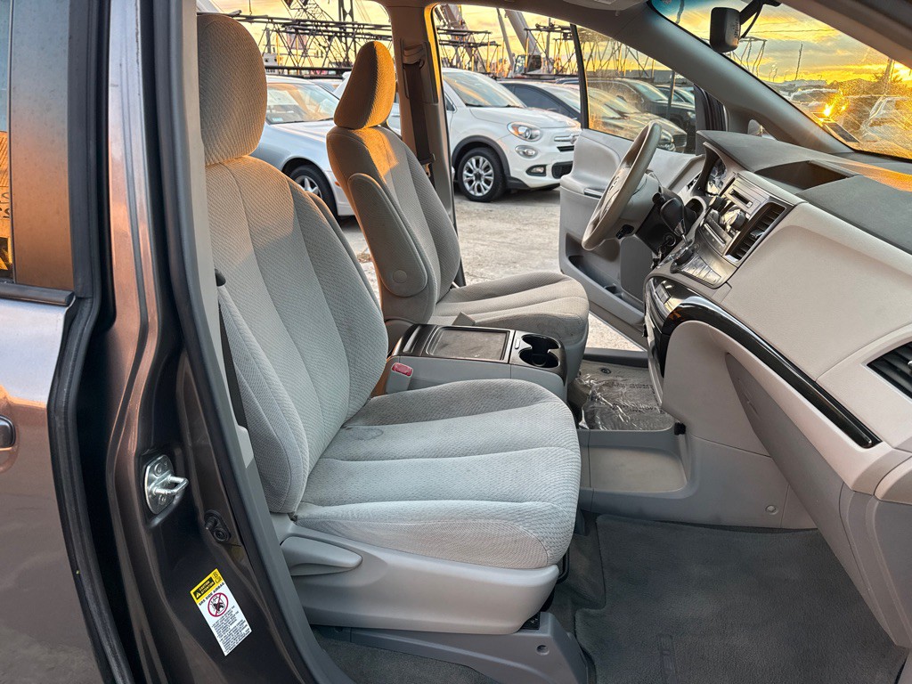 2013 Toyota Sienna Image 29
