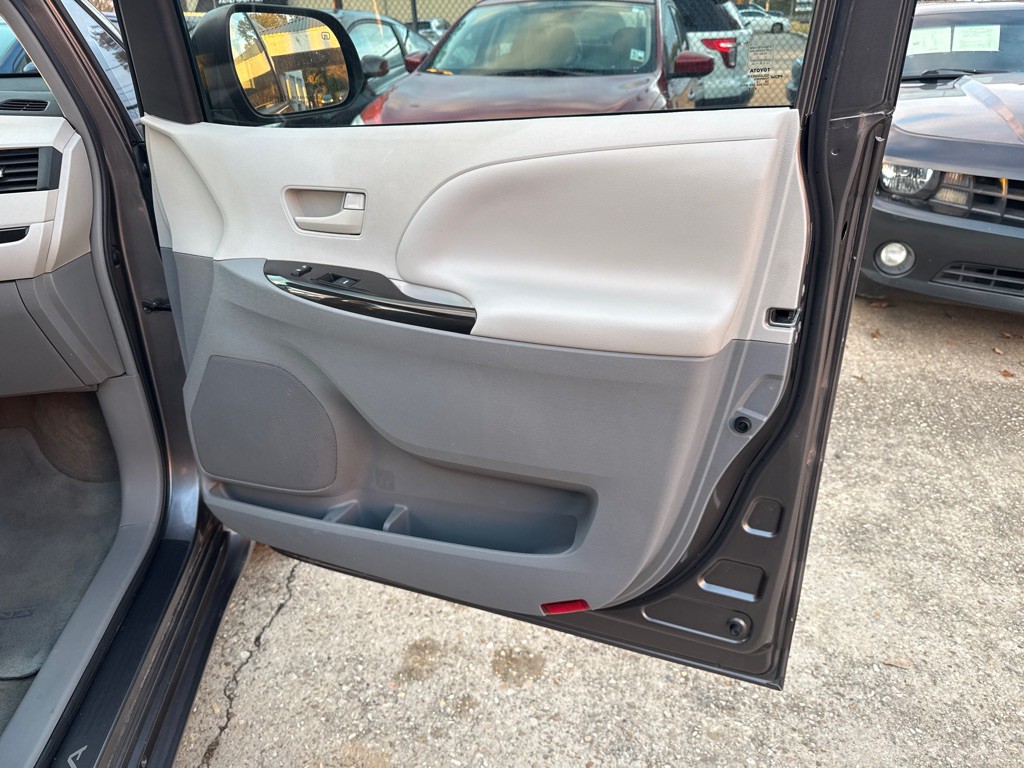 2013 Toyota Sienna Image 30