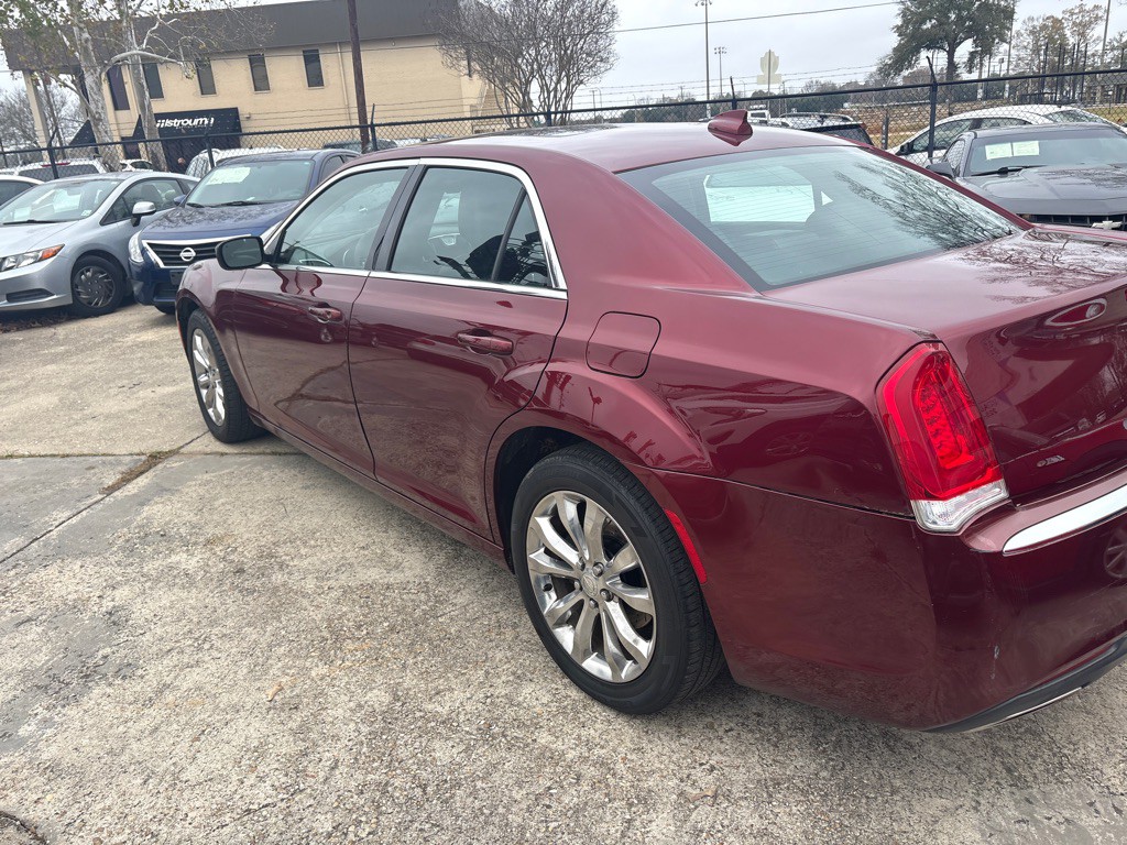 2015 Chrysler 300 Image 3